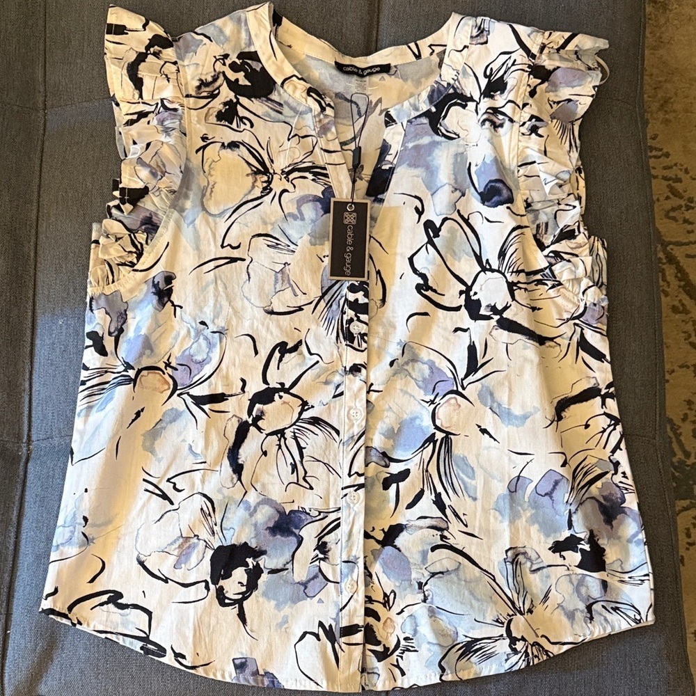NWT Cable & Gauge Women’s Ruffle Sleeve Blue Floral Cotton Blouse. Size Medium.